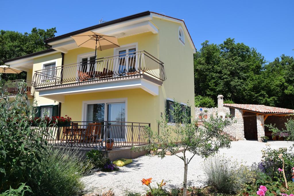 Apartments Sandra Брсеч Экстерьер фото