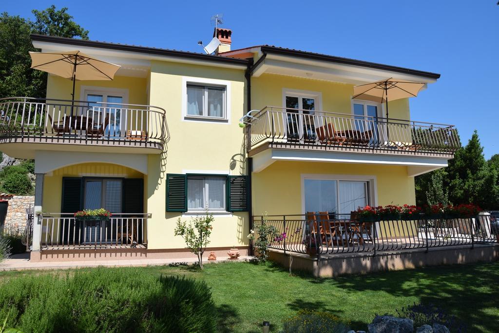 Apartments Sandra Брсеч Экстерьер фото